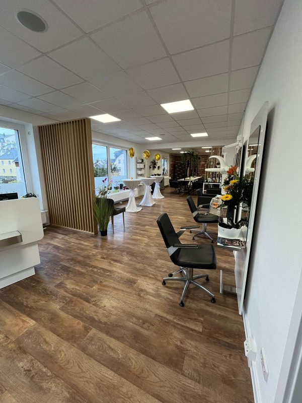 Blick von vorne nach hinten in unseren Friseursalon