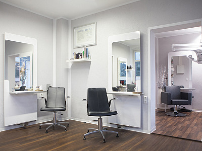 Salon mit Blick in den weiteren Raum